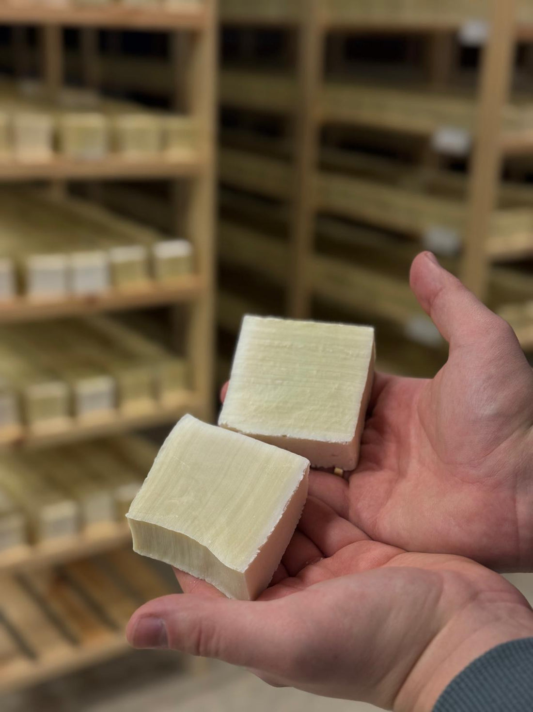 Vad är skillnaden mellan handgjord tvål och industriell tvål?